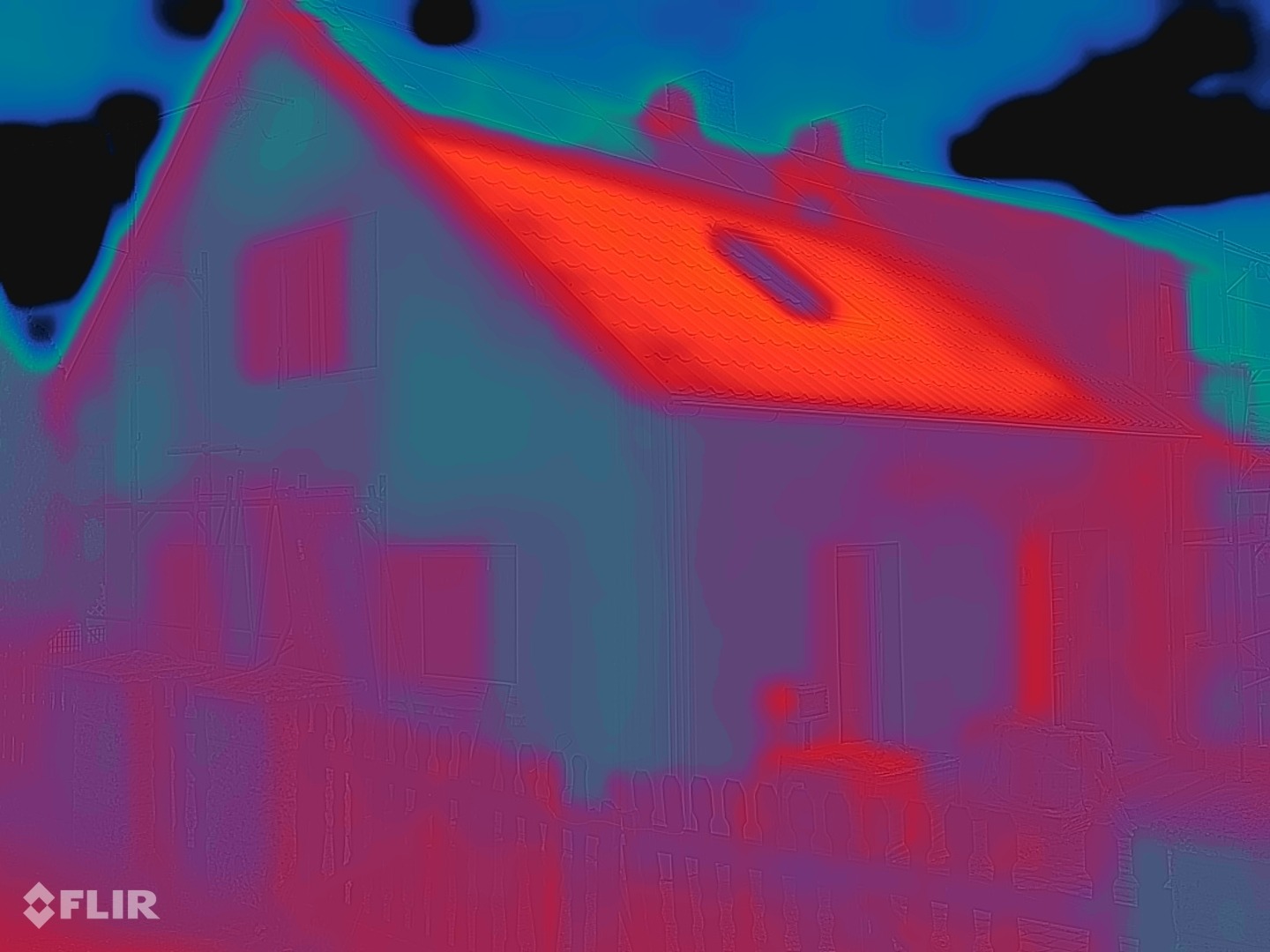 Θερμογραφία FLIR της ίδιας πρόσοψης μετά την επίστρωση: επιφάνεια τοίχου σε γαλαζοπράσινο έως βιολετί