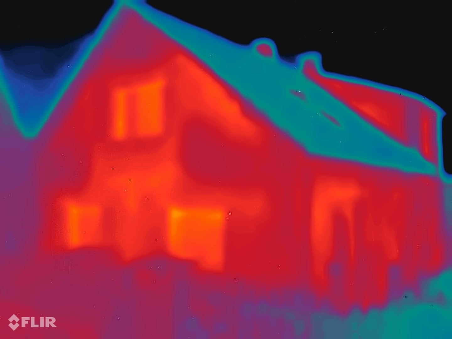 Θερμογραφία FLIR της πρόσοψης πριν από την επίστρωση: επιφάνεια τοίχου σε όλη της την έκταση κόκκινη έως πορτοκαλί